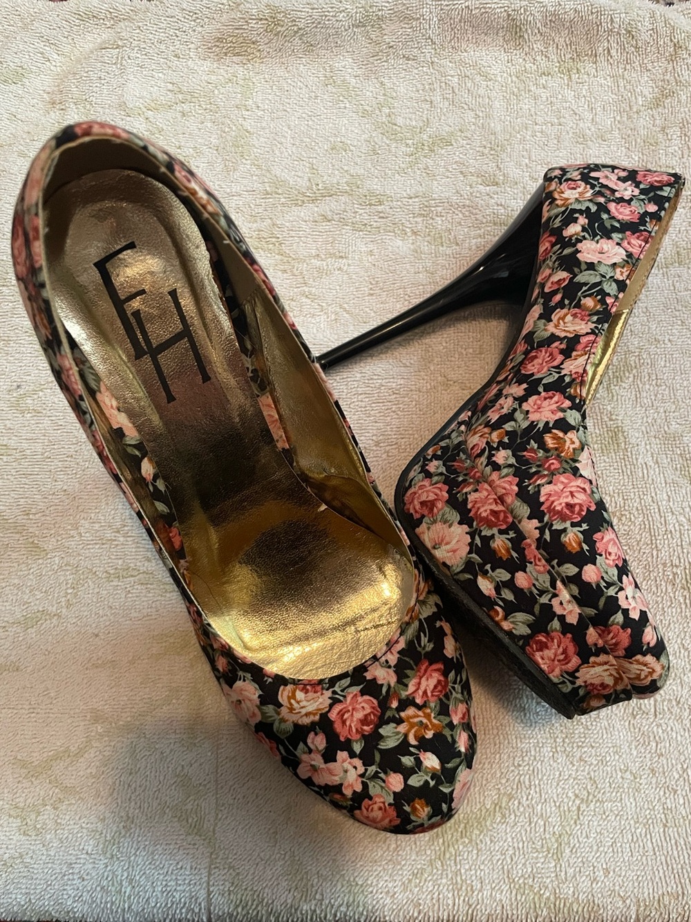 FH - Floral Patterned Platform Heels with Gold Lining - size 9